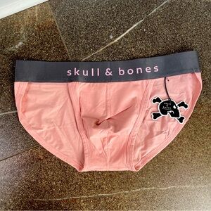 Skull & Bones NWT sport briefs large